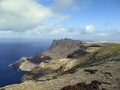 南太西洋の火山島、英属領セントヘレナの中心都市ジェームズタウンで建設中の滑走路（右上、2015年3月15日撮影）。(c)AFP/JEAN LIOU