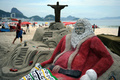 写真は、ブラジル・リオデジャネイロ（Rio de Janeiro）のコパカバーナ（Copacabana）ビーチに作られた、サンタクロースの砂の像（2012年12月12日撮影）。(c)AFP/VANDERLEI ALMEIDA