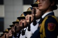 中国建国70周年記念の軍事パレードを10月1日に控え、中国・北京郊外の演習場で行進訓練に参加する女性隊員ら（2019年9月25日撮影）。(c)WANG ZHAO / AFP