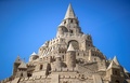 独リューゲン島のビンツで開催されている砂の彫刻フェスティバルに出品された、高さ17.5メートルの巨大な砂の城（2019年6月5日撮影）。(c)Jens Btner / dpa / AFP