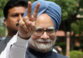 インド・ニューデリー（New Delhi）で、内閣信任案の審議のために国会に到着し、Vサインをするマンモハン・シン（Manmohan Singh）首相（2008年7月22日撮影）。(c)AFP/RAVEENDRAN