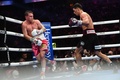 ボクシング、WBA世界ライトヘビー級タイトルマッチ。サウル・アルバレス（左）と対戦するドミトリー・ビボル（2022年5月7日撮影）。(c)Patrick T. FALLON / AFP