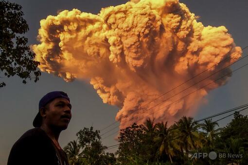 インドネシア火山噴火、巨大な噴煙発生 写真2枚 国際ニュース：AFPBB News
