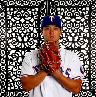 ダルビッシュ、キャンプ地でレンジャーズのフォトデーに登場 写真20枚