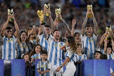 W杯王者アルゼンチン、メッシ弾で凱旋勝利 ファン8万人超が熱狂