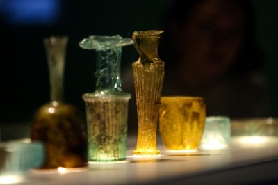 レバノン大爆発で破損した古代ガラス器、修復終え展示 大英博物館