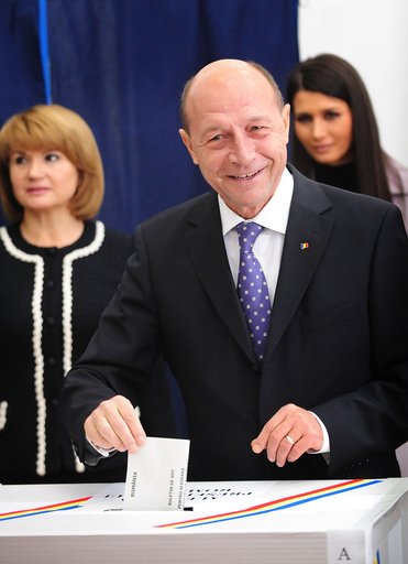 ルーマニア大統領選、現職勝利に野党が異議