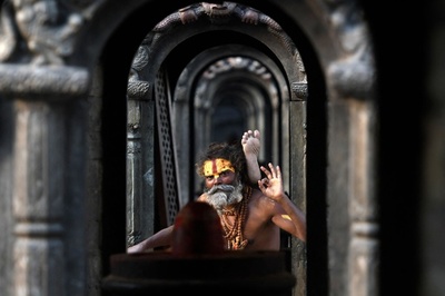 【今日の1枚】ヒンズー教の聖者、得意のポーズでパチリ ネパール