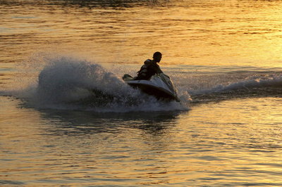 恋人に会いたい！ 水上バイクで島へ渡った男、コロナ規制違反で禁錮4週