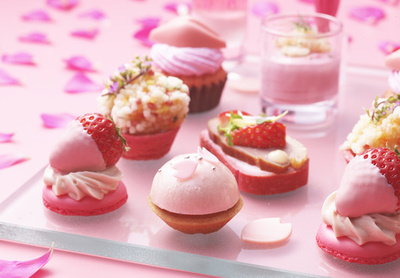 コンラッド東京、桜といちごがコラボした春のアフタヌーンティー開催