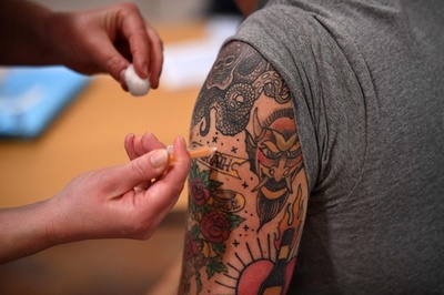 英、7月中に全成人のワクチン接種1回目完了へ 計画を加速