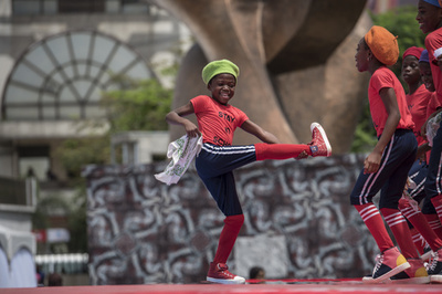路上のダンス動画で夢を捕まえる子どもたち、ナイジェリア 