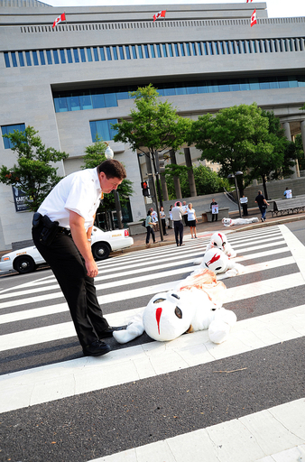 逮捕されるPETAの着ぐるみたち
