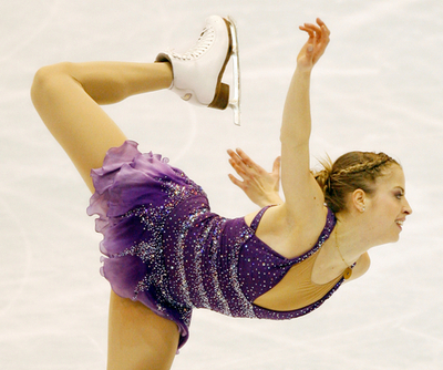 コストナー NHK杯SPで首位に