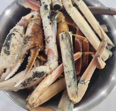 韓国の水産市場、大人から「たくさん買え」と勧められて高校生が買ったズワイガニの脚、腐っていた