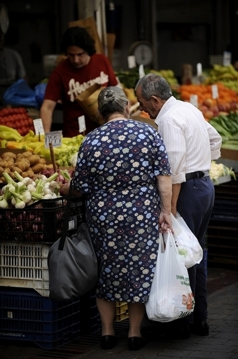 「消えた100歳超」、ギリシャでも 300人以上に年金支給