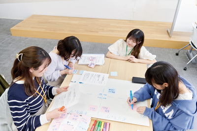 リーダーシップ入門の演習授業を全学で必修化　実務家との協働で学生の課題解決能力を育成～2028年度にはファシリテーションの「内製化」を実現～