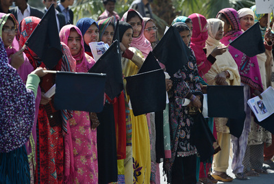 「名誉殺人」で母と義妹2人を殺害、パキスタンの兄弟