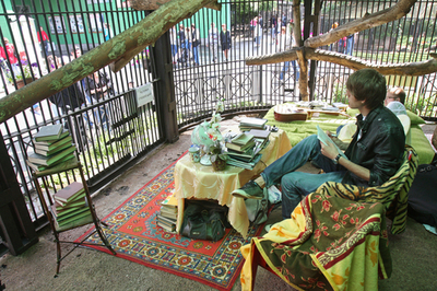 「読書する人間」は絶滅危惧種?  露動物園でパフォーマンス