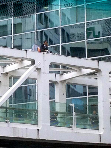 新宿駅近くで焼身自殺未遂、 安倍首相が進める解釈改憲に抗議