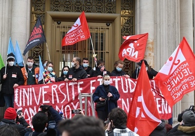 仏各地で学生デモ、対面講義の全面再開求める「孤独に絶望」