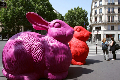 再生アートのウサギたち、パリの百貨店を「占拠」