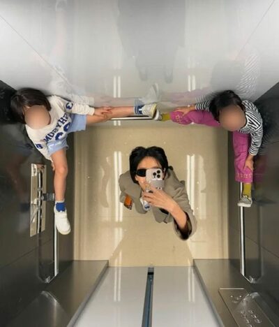 子ども2人、靴のまま手すりに乗せて「ハイポーズ」…韓流タレントの写真が炎上「公衆マナーがなっていない」