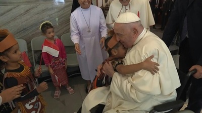 動画:ローマ教皇、イスラム大国インドネシアに到着 4か国歴訪