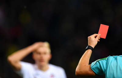 試合中にトイレをがまんできなかったGKにレッドカード！イングランド6部