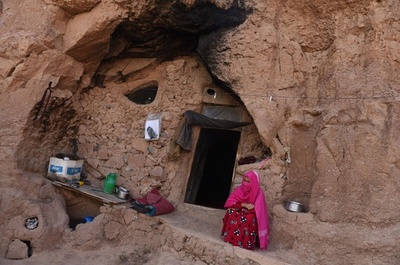 バーミヤンの洞窟群、貧困にあえぐアフガニスタン人の住まいに