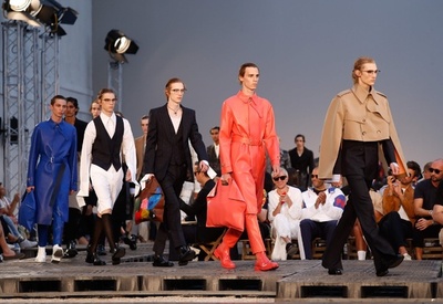 「アレキサンダー・マックイーン」19年春夏メンズ