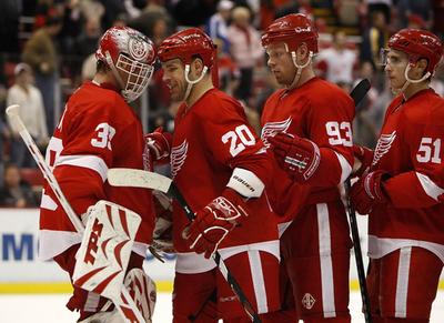 レッドウィングス ホームでブルースに快勝