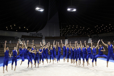 三宅一生×青森大学男子新体操部による特別公演開催
