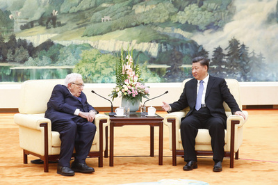 中国の「古い友人」キッシンジャー氏、北京で米中の対話呼びかけ