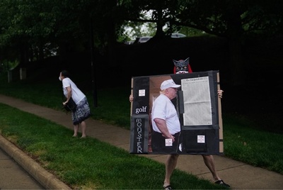 コロナ流行下でゴルフのトランプ氏、メディアの批判に憤激ツイート