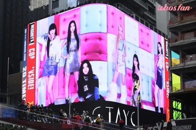 STAYC、米タイムズスクエアの大型電光掲示板に登場 – KOREA WAVE