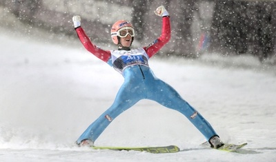 ジャンプ週間初戦でクラフトが優勝、アマンがまさかの転倒