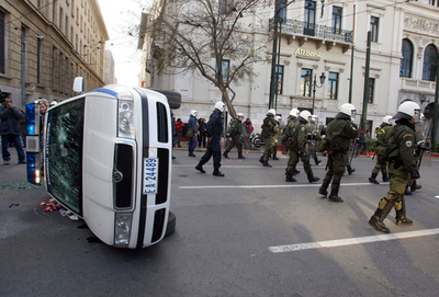アテネで学生ら約2000人がデモ、警察車両への発砲も