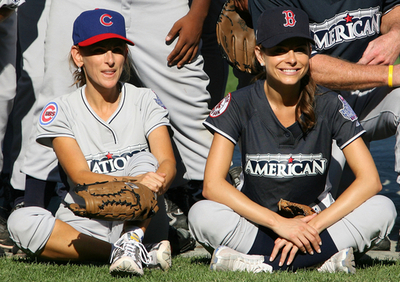 MLBオールスターに先駆け著名人がソフトボールで競演