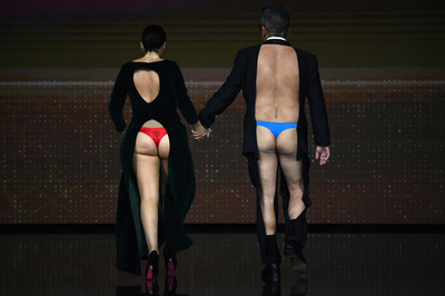 【今日の1枚】抜かりのない後ろ姿に喝采、スペインのコメディアン