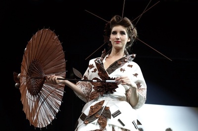 本当にチョコ？パリでチョコのドレスのファッションショー