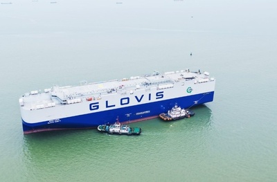 中国の積載量8600台のデュアル燃料エンジン自動車運搬船 広州で引き渡し