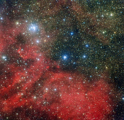 青白い星団「NGC 6604」と赤い星雲「Sh2-54」、ESO画像