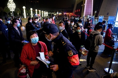 中国・武漢で封鎖解除 市外行き列車に数千人