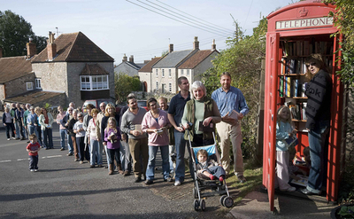 英国の赤い電話ボックスが図書館に！「第2の人生」村人がプロデュース