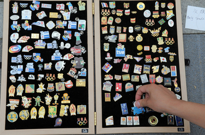 北京五輪プレスセンター、ピンバッジも大人気？