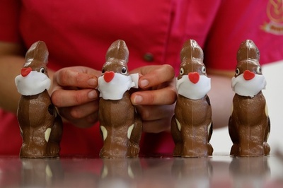 マスク姿も愛らしく、イースターバニーの準備着々 スイス