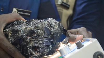 史上最大のタンザナイト原石発見、一夜にして億万長者に
