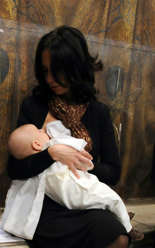 大人向け「乳母」派遣サービスに物議、母乳ブームの中国