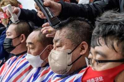 韓国の自営業者、「丸刈り」でコロナ規制に抗議